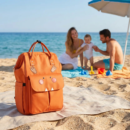 sac a langer dos impermeable momstylé sur la plage avec bébé et sa famille