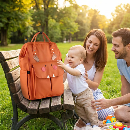 sac a langer dos impermeable momstylé sur le banc au parc avec bébé et sa famille