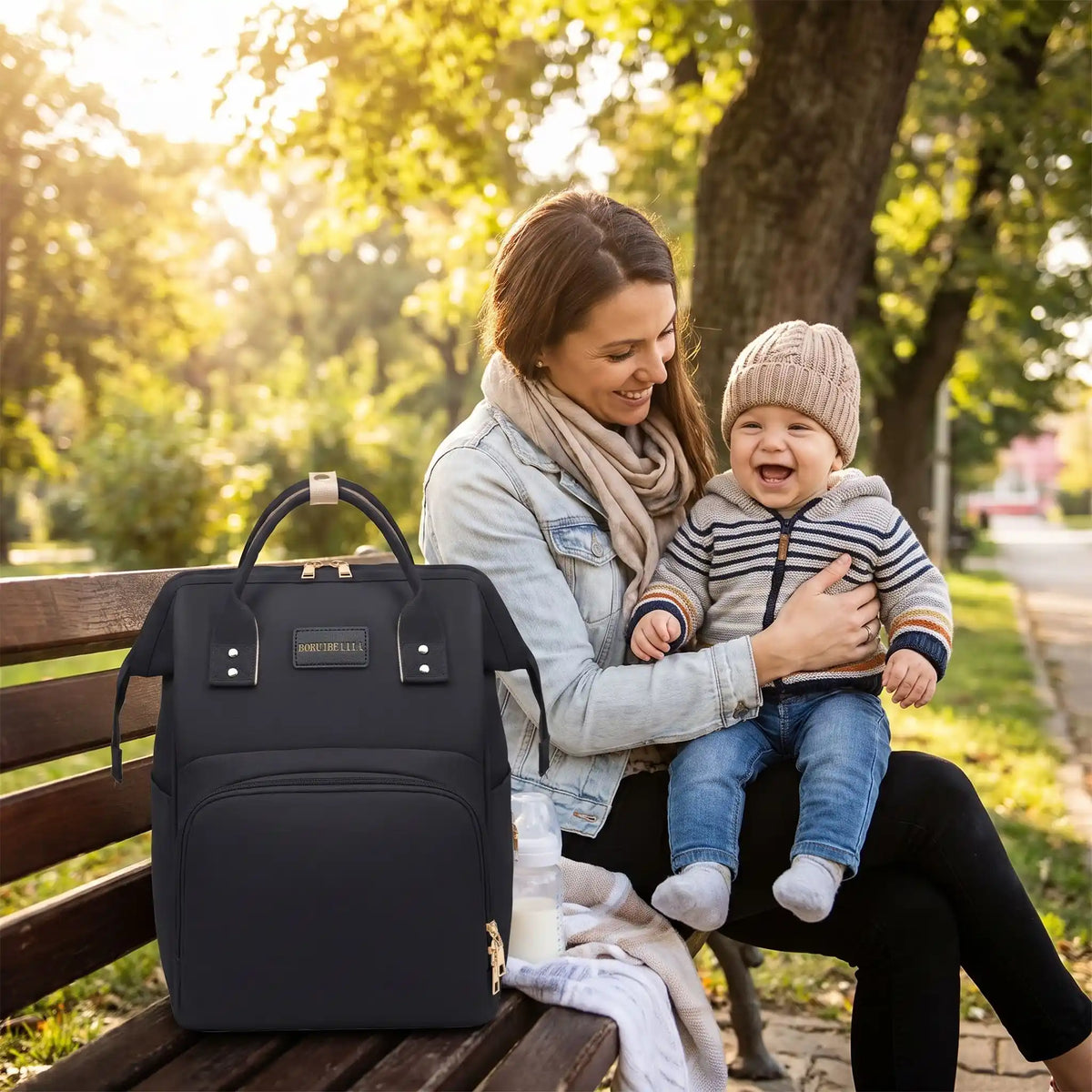 sac a langer impermeable extra sur le banc au parc avec bébé et maman