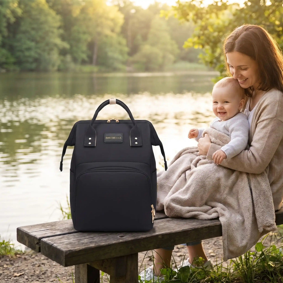 sac a langer impermeable extra sur le banc avec bébé et maman