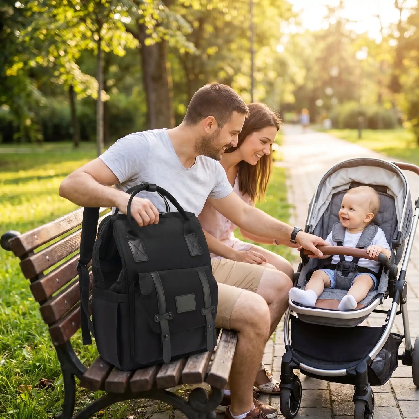 sac a langer impermeable noir momidéal sur le banc au parc avec bébé et sa famille