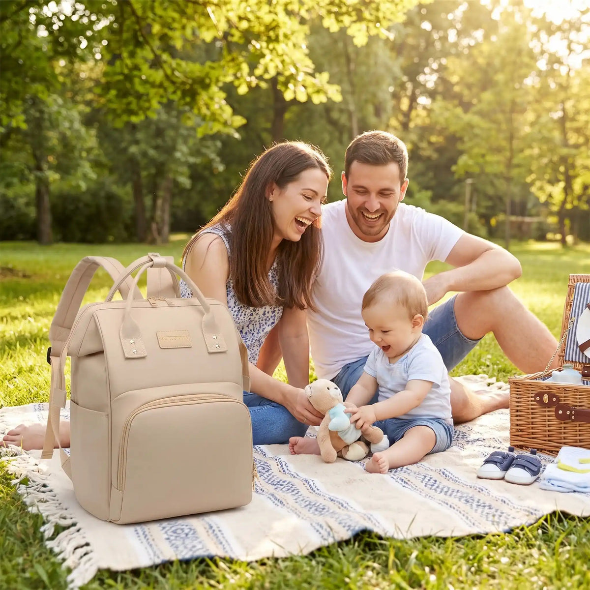 sac a langer impermeable raffiné sur couverture avec bébé et maman