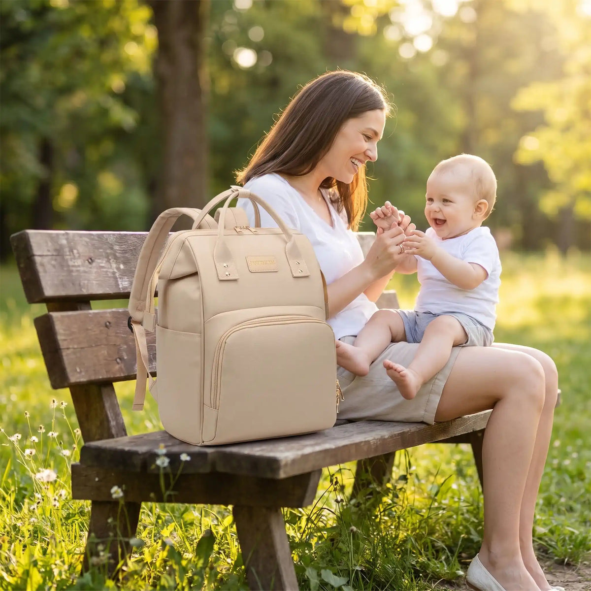 sac a langer impermeable raffiné sur le banc au parc avec bébé et maman