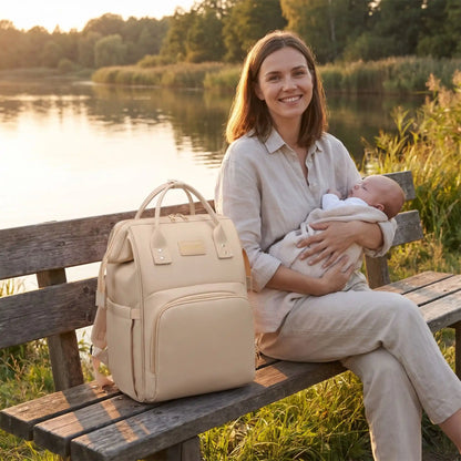sac a langer impermeable raffiné sur le banc avec bébé et maman