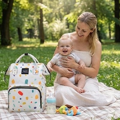 sac à langer imperméable stylé sur couverture avec maman et bébé