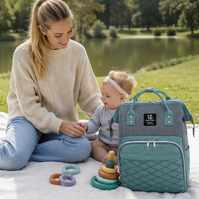 sac a langer impermeable versatile sur couverture avec maman et bébé
