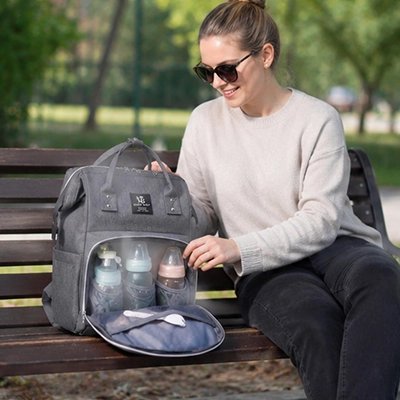sac a langer impermeable versatile sur le banc avec maman