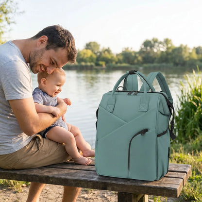 sac à langer luxe momlight sur le banc au bord d'eau avec papa et bébé