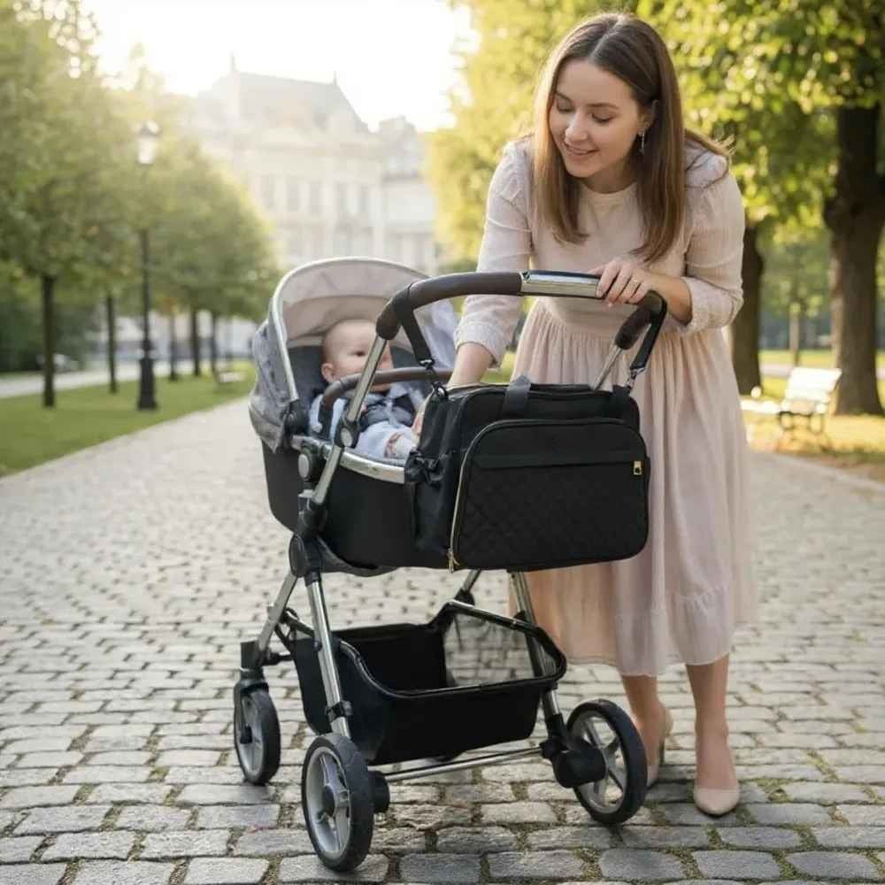 sac a langer octopoche fixé sur la poussette avec maman et bébé