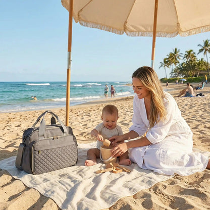 sac a langer octopoche sur la couverture avec maman et bébé sur la plage
