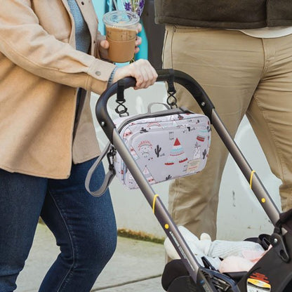sac à langer organizer élégant attaché sur la poussette avec maman