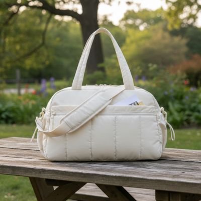 sac a langer spacieux sur la table du parc 