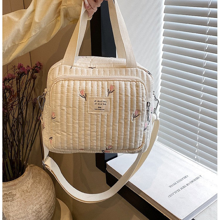 sac a langer sport chic floral porté par la main