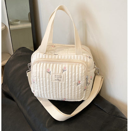 sac a langer sport chic floral sur le fauteuil