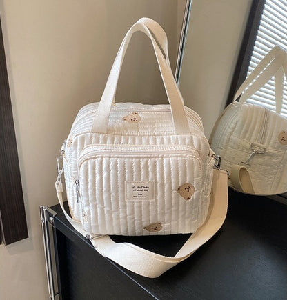 sac a langer sport chic ourson sur a commode dans la maison