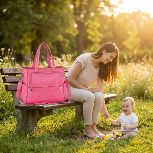 sac à lange bébé élégance moderne sur le banc maman joue avec bébé au parc