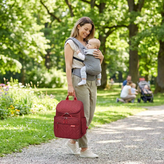 sac a langer élégance brodée avec maman et bébé au parc