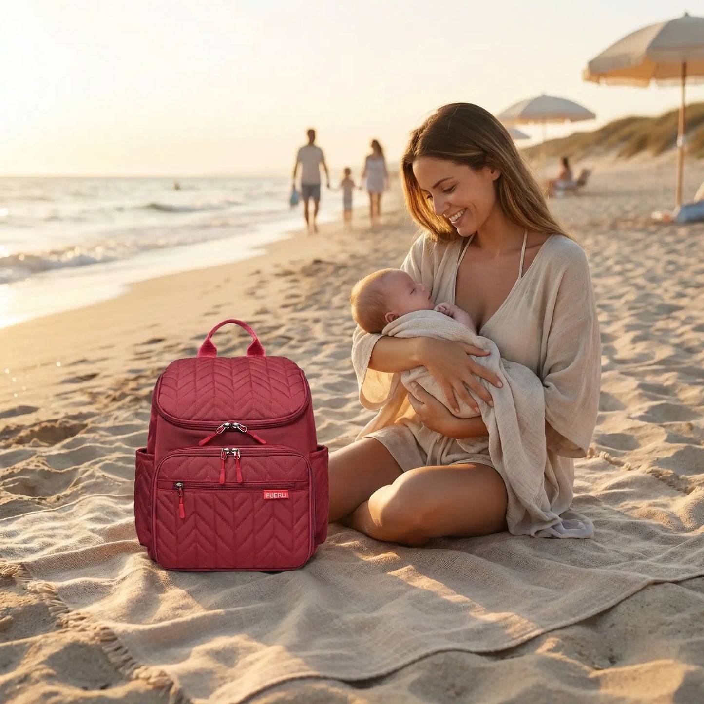 sac a langer élégance brodée sur la plage à coté de maman et bébé