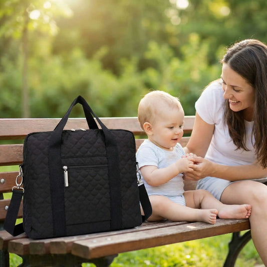 sac a langer elegance sur un banc à coté de maman et bébé