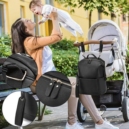  sac à langer imperméable distingué attaché a la poussette maman assise sur banc joue avec bébé dehors
