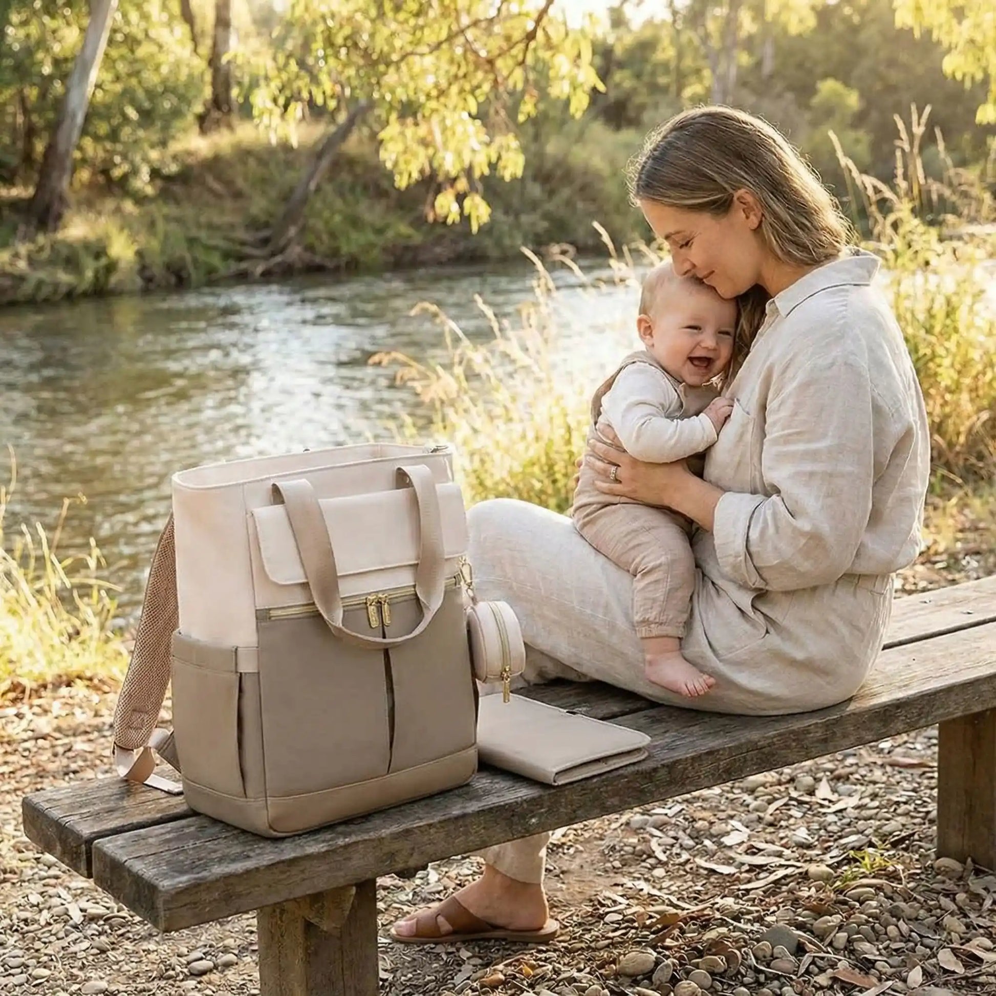 sac a langer impermeable élégant sur un banc à coté de maman et bébé