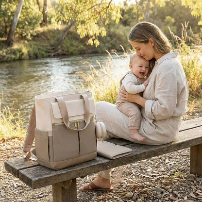 sac a langer impermeable élégant sur un banc à coté de maman et bébé