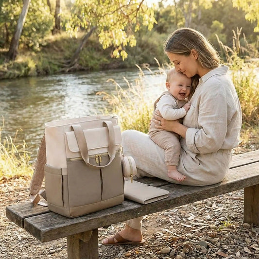 sac a langer impermeable élégant sur un banc à coté de maman et bébé