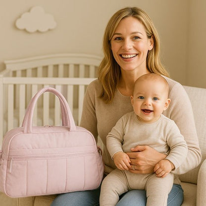 sac à langer multifonctionnel à coté de maman et bébé au fauteuil