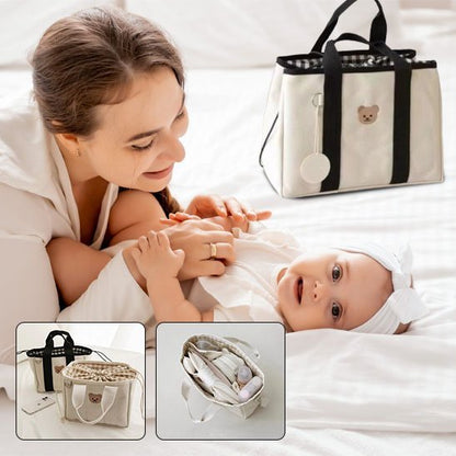 sac à langer multifonctionnel élégant avec bébé et maman sur le lit 