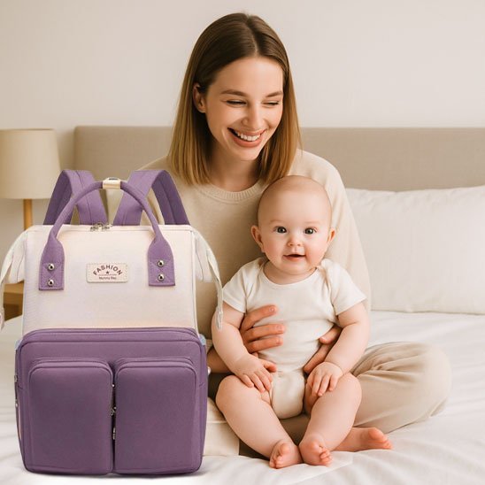  sac à langer organisé & élégant à sur le lit à coté de maman et bébé