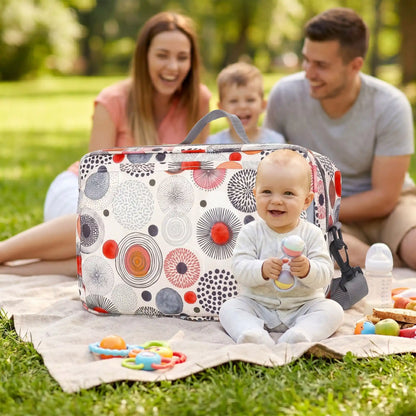 sac a langer urban chic babybag circle sur la couverture au parc avec bébé et sa famille